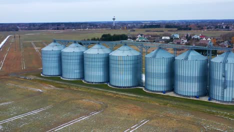 Steel-Grain-Silos-For-Grain-Storage-At-The-Farm-With-Modern-Grain-Elevator