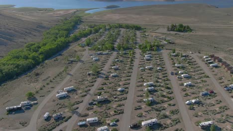 Luftaufnahme-Bewegt-Sich-über-Großen-Campingplatz-In-Colorado