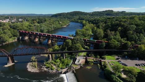 Eisenbahnzug-überquert-Die-Brücke-über-Den-Delaware-River-In-Easton-Pennsylvania