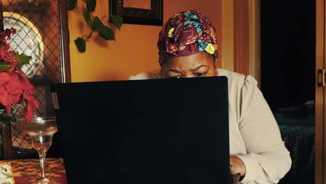 Schwarze-Frau,-Die-Aufmerksam-Das-Internet-Auf-Einem-Laptop-Durchsucht