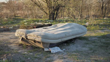 Brown-old-dilapidated-couch,-set-in-the-middle-of-nowhere