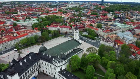 Flying-Towards-The-Main-Square-At-The-Old-Town-Of-Vilnius,-Lithuania