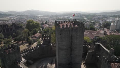 Turm-Auf-Der-Mittelalterlichen-Burg-Guimaraes-Mit-Stolzer-Portugiesischer-Flagge
