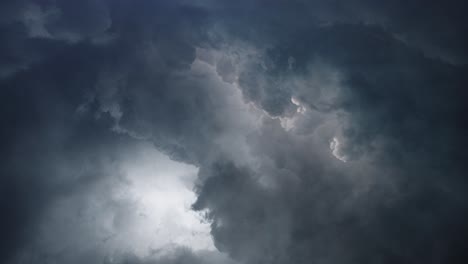 Gewitter-Und-Ziehende-Dunkle-Wolken