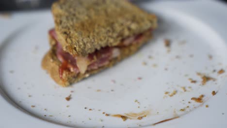 Un-Delicioso-Sándwich-De-Tocino-Que-Se-Recoge-Del-Plato-Para-Comer