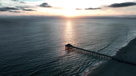 Silhouetten-über-Manhattan-Beach-Pier,-Beleuchtet-Von-Goldenem-Sonnenlicht-In-Kalifornien,-USA