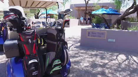 Rotation-Um-Ein-Golfcart,-Das-Zwei-Volle-Golfbags-Spielbereit-Hält