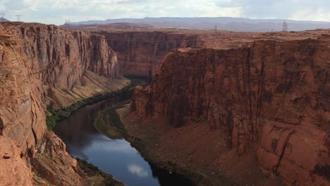 View-from-above-of-Glen-Canyon-in-Utah,-USA