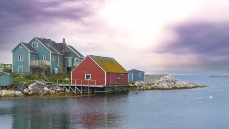 Bunte-Häuser-Am-Ufer-In-Halifax-Nova-Scotia-Mit-Einem-Wunderschönen-Lila-Sonnenuntergangshimmel