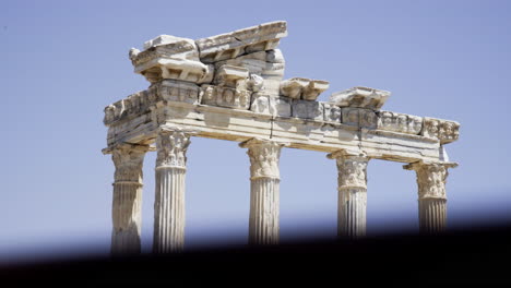 Zerstörte-Säulen-Des-Apollo-Theaters-Türkei