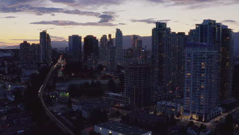 Antenne-Rückwärts-Umlaufenden-Sonnenuntergang-Blick-Auf-Die-Skyline-Der-Stadt-Burnaby,-Britisch-Kolumbien