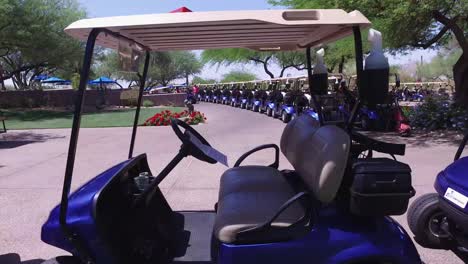 Fahren-Sie-Mit-Einem-Golfwagen-Durch-Die-Öffnung-Auf-Dem-Greyhawk-Golfplatz-In-Scottsdale,-Arizona