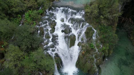 Plitvicer-Wasserfall-Hautnah-Bei-Bewölktem-Tag,-Antenne