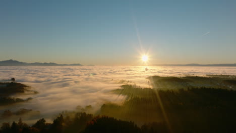 Los-Bosques-Cerca-Del-Pueblo-De-Savigny-En-La-Niebla-Invernal-Que-Cubre-Toda-La-Región-Del-Lago-De-Ginebra,-Vaud,-Suiza-Durante-La-Puesta-De-Sol