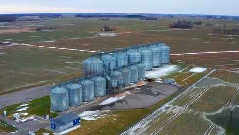 Steel-Silos-With-Modern-Grain-Elevator-In-The-Farm-For-Grain-Storage