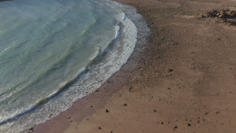 Eine-Luftdrohnenaufnahme-Des-Portelet-Strandes-An-Der-Südküste-Von-Jersey,-Kanalinseln-Im-Sommer
