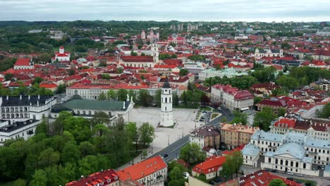 Catedral-De-Vilnius-Y-Su-Campanario---Catedral-Católica-Romana-En-El-Casco-Antiguo-De-Vilnius,-Lituania