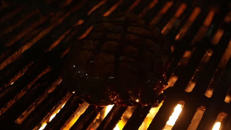 Dunkle-Aufnahmen-Eines-Brutzelnden-Steaks,-Das-Von-Einem-Koch-Auf-Einem-Gasbefeuerten-Grill-Begossen-Wird