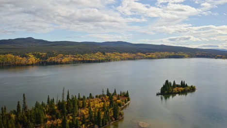 Vast-lake-with-autumn-fall-colours
