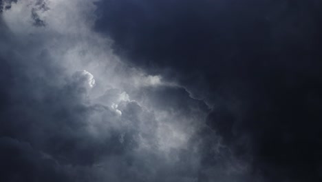 Volando-A-Través-De-Nubes-Cumulonimbus-Oscuras-Con-Relámpagos
