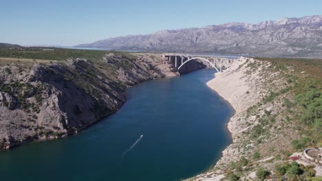 Estrecho-Marítimo-De-Novsko-Zdrilo-Con-Puente-Maslenica-Distante-En-Croacia,-Antena