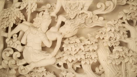 Traditional-balinese-carving-of-two-figures,-close-up