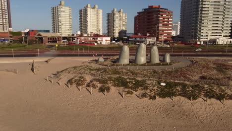 Skulptur-Von-La-Mano-Am-Strand-Von-Punta-Del-Este,-Uruguay