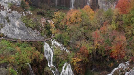 Magical-fairytale-waterfalls-in-Plitvice-valley-in-Croatia,-autumn-season
