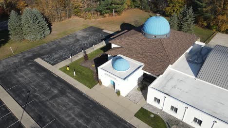 Drohne,-Die-Eine-Orthodoxe-Kirche-In-Michigan-Umstürzt