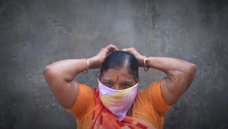 Una-Mujer-India-Adulta-Usa-Pañuelo-Como-Alternativa-A-La-Máscara-Facial---Pandemia-De-Coronavirus-En-India---Plano-Medio