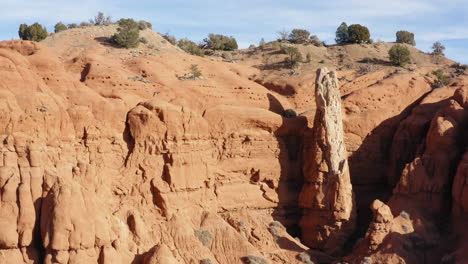 Orangefarbene-Felsformationen-In-Einer-Landschaft-In-Utah