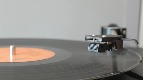 Vinyl-Plattenspieler-Dreht-Sich-Auf-Vintage-Vinyl-Plattenspieler-Und-Wird-Gestoppt