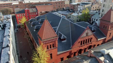 Aerial-pullback-reveals-central-market-brick-building,-Lancaster-Pennsylvania,-USA