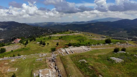 Sitio-Arqueológico-De-La-Antigua-Ciudad-De-Bylis-Con-Edificios-De-Piedra-En-Ruinas-En-La-Colina-Vista-Desde-Arriba