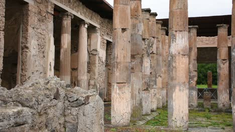 Ruins-of-famous-Pompeii-city,-Italy