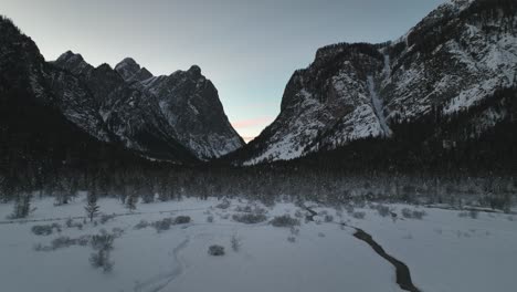 Winterlandschaft-In-Den-Italienischen-Dolomiten-Zur-Blauen-Stunde