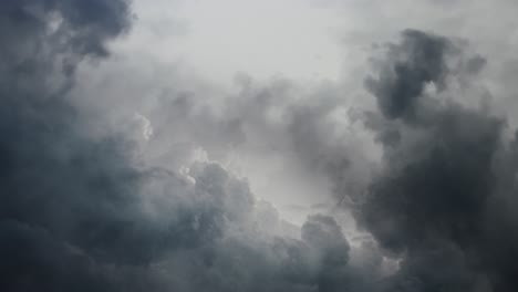 Gewitter-In-Sich-Bewegenden-Wolken-Am-Dunklen-Himmel-4k