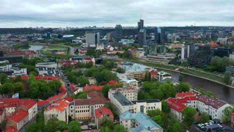 Edificios-De-Gran-Altura-En-El-Distrito-Comercial-De-Vilnius-Desde-El-Casco-Antiguo-A-Lo-Largo-Del-Río-Neris-En-Lituania