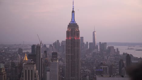 Ikonisches-Empire-State-Building-In-Der-Abenddämmerung-Nach-Sonnenuntergang-In-New-York-City-In-Zeitlupe