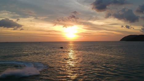 Luftdrohnenaufnahme-Des-Wunderschönen-Sonnenuntergangs,-Der-Sich-Im-Ozean-Bei-Pantai-Cenang-In-Langkawi-Malyasia-Widerspiegelt