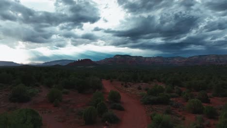 Moody-Sky-With-Gray-Clouds-Over-Sedona-Red-Rocks-In-Arizona,-USA