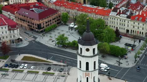 Vista-Aérea-Del-Campanario-De-La-Catedral-De-Vilnius-En-El-Casco-Antiguo,-Lituania