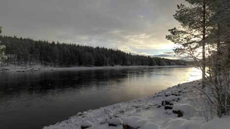 Schöner-Morgen-Am-Fluss-Mit-Winterlandschaft,-Pfanne