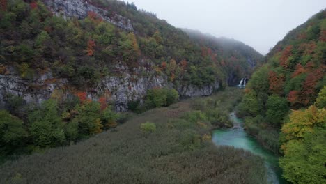 Cloudy-day-at-Plitvice-National-Park-valley,-aerial