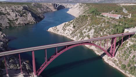 Luftaufnahme-Der-Maslenica-Brücke-über-Die-Meerenge-In-Kroatien,-Sonniger-Tag