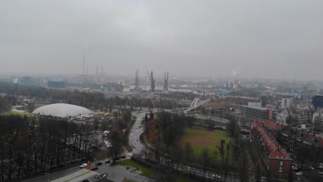 Luftbild-Auf-Den-Hafen-Und-Die-Stadt-Danzig,-Polen-Am-Bewölkten-Herbsttag