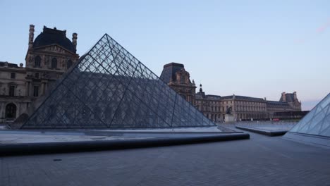Louvre-Pyramide-Und-Museum-Parallaxe-Mit-Einem-Lastwagen,-Der-Am-Frühen-Morgen-Mit-Niemandem-In-Paris-Auf-Einem-Kardanring-Gedreht-Wurde