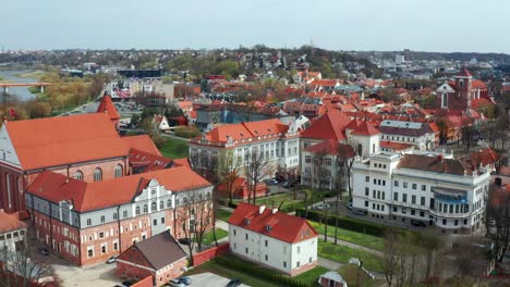 Kirche-Und-Häuser-In-Der-Altstadt-Von-Kaunas-In-Litauen