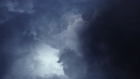 Gewitter,-Dunkle-Und-Sich-Bewegende-Kumulonimbuswolken-Am-Himmel