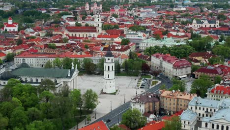 Plaza-De-La-Catedral-De-Vilnius-Y-Su-Campanario-En-El-Casco-Antiguo-De-Vilnius,-Lituania